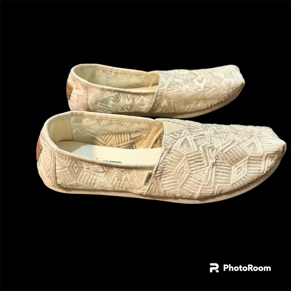 TOMs flat women’s size 8.5. Cream/white lace design